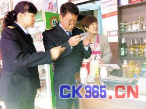 执法人员正在检查餐馆服务人员健康证。