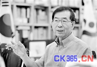 韩国首尔特别市市长朴元淳。本报记者 薛严摄