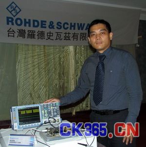 附图 : 台湾罗德史瓦兹应用工程师陈立凯与RTM2000智慧型示波器。