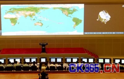 传感器将火箭数据反馈到北京航天飞行控制中心大厅。新华社 发