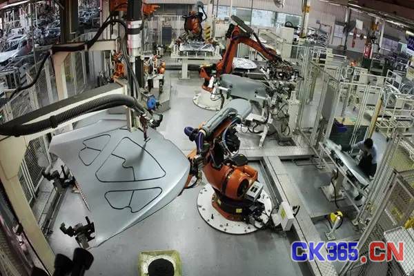 群雄逐鹿的中国工业机器人产业还差点“智能”