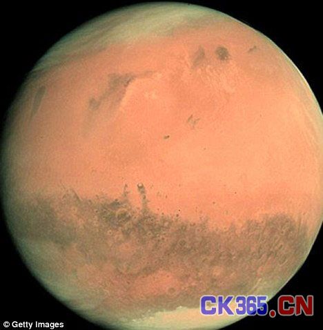 科学家称,出现于30亿年前的火星海洋干得太快,不可能存在生命,但更久远的一次海洋可能孕育着生命。