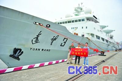 1999年扬子晚报特派记者冯海清(中)首次跟随远望号“追星”,2010年特派记者焦哲(右)再次登上“远望”,今年的特派记者裴睿(左)在出发前合影。