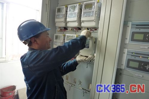 南乐县电业局新型电压监测仪展神功
