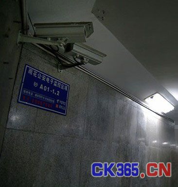 8月30日下午4时,东塘地下通道里的监控摄像头都朝着天花板的方向