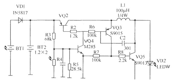 一种简单的太阳能草坪灯的电路原理图
